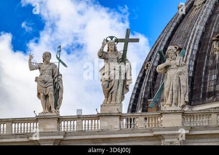 Christ Rédempteur (par Cristoforo Stati) flanqué de Saint Jean Baptiste et Saint André l’Apôtre au sommet de la basilique Saint-Pierre au Vatican, Rome, Italie. Banque D'Images
