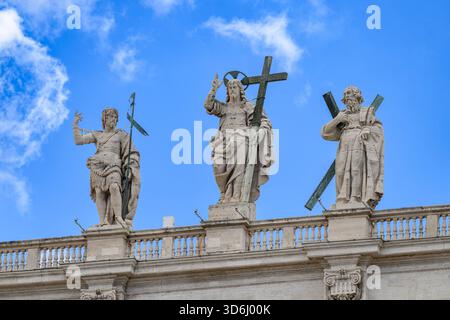 Christ Rédempteur (par Cristoforo Stati) flanqué de Saint Jean Baptiste et Saint André l’Apôtre au sommet de la basilique Saint-Pierre au Vatican, Rome, Italie. Banque D'Images