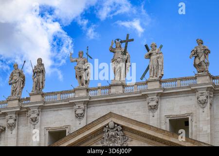 Christ Rédempteur flanqué de Saint Jean Baptiste et de Saint André l'Apôtre (et d'autres saints) au sommet de la basilique Saint-Pierre au Vatican, Rome, Italie. Banque D'Images