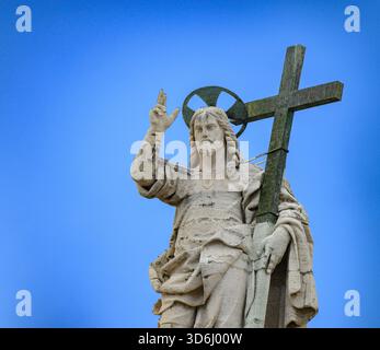Christ Rédempteur (par Cristoforo Stati) au sommet de la basilique Saint-Pierre au Vatican, Rome, Italie. Banque D'Images