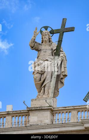 Christ Rédempteur (par Cristoforo Stati) au sommet de la basilique Saint-Pierre au Vatican, Rome, Italie. Banque D'Images