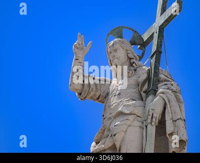 Christ Rédempteur (par Cristoforo Stati) au sommet de la basilique Saint-Pierre au Vatican, Rome, Italie. Banque D'Images