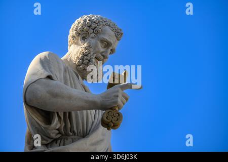 La statue de Saint Pierre (par Giuseppe de Fabris,1840) devant la basilique Saint Pierre au Vatican (Rome). Banque D'Images