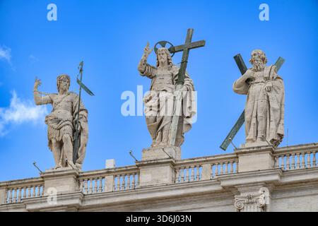 Christ Rédempteur (par Cristoforo Stati) flanqué de Saint Jean Baptiste et Saint André l’Apôtre au sommet de la basilique Saint-Pierre au Vatican, Rome, Italie. Banque D'Images