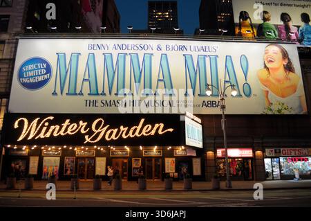 New York, États-Unis. 20 novembre 2025. Le panneau de la comédie musicale de Broadway, « Mamma Mia », est vu sur un théâtre à Manhattan, New York. Crédit : SOPA images Limited/Alamy Live News Banque D'Images