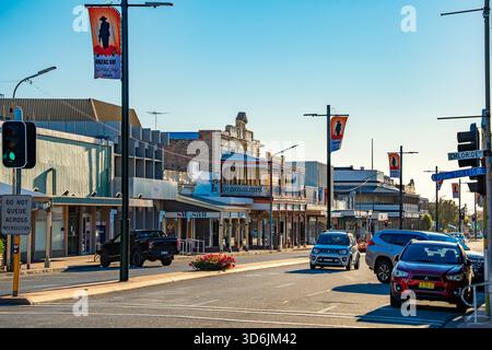 Argent Street, qui fait partie de la Barrier Highway, est la rue principale de la ville de Broken Hill dans l'extrême ouest de la Nouvelle-Galles du Sud, en Australie Banque D'Images