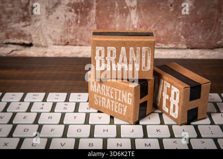 Boîtes avec mots marque Web et stratégie marketing sur clavier représentant le commerce numérique et concept de promotion en ligne. Banque D'Images