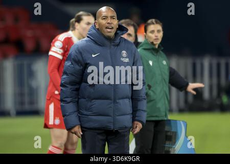 Entraîneur du Paris Saint-Germain Paulo Cesar lors du match MD4 de la phase de la Ligue des Champions de l'UEFA Women's entre le Paris Saint-Germain (PSG) et le FC Bayern Munich le 20 novembre 2025 au stade du Parc des Princes à Paris, France Banque D'Images