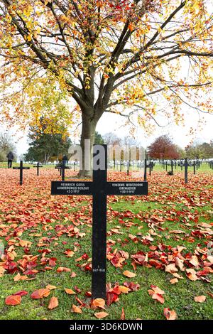 Des croix graves portant les noms des soldats allemands tombés se trouvent dans le cimetière de guerre allemand de Neuville-réussis Vaast, qui a été un Herita mondial de l'UNESCO Banque D'Images