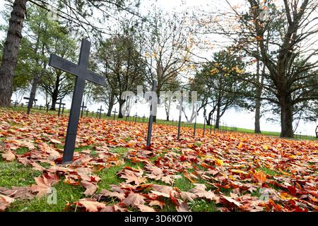 Des croix graves portant les noms des soldats allemands tombés se trouvent dans le cimetière de guerre allemand de Neuville-réussis Vaast, qui a été un Herita mondial de l'UNESCO Banque D'Images