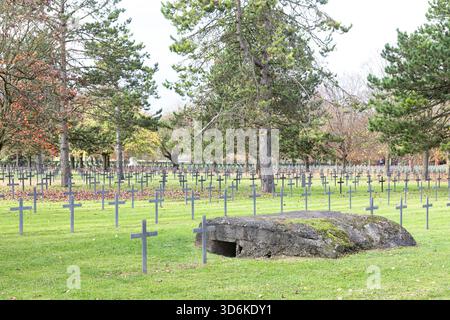Des croix graves portant les noms des soldats allemands tombés se trouvent dans le cimetière de guerre allemand de Neuville-réussis Vaast, qui a été un Herita mondial de l'UNESCO Banque D'Images