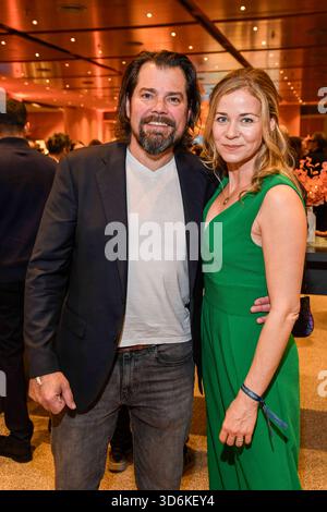 abb- Daniel Fehlow und Jessica Ginkel Paar Schauspieler zu Gast BEI der WELTPREMIERE von ALIZE vom Cirque du Soleil im Theater am Potsdamer Platz AM 20.11.2025 à Berlin Deutschland *** abb Daniel Fehlow et Jessica Ginkel couple d'acteurs à la PREMIÈRE MONDIALE d'ALIZE du Cirque du Soleil au Theater am Potsdamer Platz le 20 11 2025 à Berlin Allemagne Banque D'Images