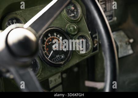 Tableau de bord d'un vieux véhicule militaire. POV : au volant d'un vieux camion avec jauges analogiques. Banque D'Images