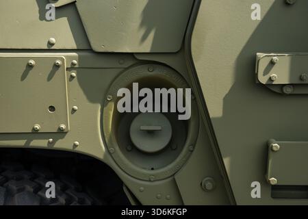 Bouchon de carburant sur le vieux véhicule militaire. Couvercle rétro-gaz de véhicule blindé vert. Banque D'Images