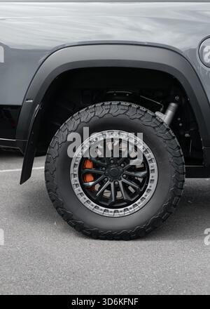 Roue arrière d'une grosse camionnette. Partie latérale du camion sport gris conçue pour la conduite tout-terrain. Banque D'Images