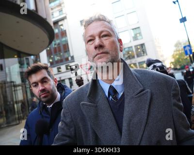 L'ancien dirigeant de Reform UK au pays de Galles Nathan Gill (au centre) arrive au Old Bailey, à Londres, pour y être condamné après avoir été reconnu coupable de huit chefs d'accusation de corruption entre le 6 décembre 2018 et le 18 juillet 2019, suite à des déclarations pro-russes au Parlement européen. Date de la photo : vendredi 21 novembre 2025. Banque D'Images