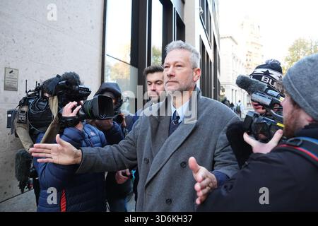 L'ancien dirigeant de Reform UK au pays de Galles Nathan Gill (au centre) arrive au Old Bailey, à Londres, pour y être condamné après avoir été reconnu coupable de huit chefs d'accusation de corruption entre le 6 décembre 2018 et le 18 juillet 2019, suite à des déclarations pro-russes au Parlement européen. Date de la photo : vendredi 21 novembre 2025. Banque D'Images