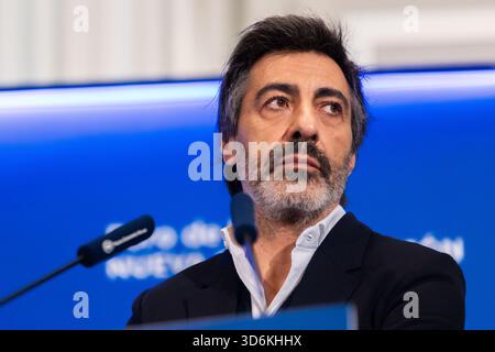 Madrid, Madrid, Espagne. 21 novembre 2025. ''croire qu'un roman est mauvais juste parce qu'il est populaire est irrespectueux pour le public'', a déclaré JUAN DEL VAL, lauréat du prix Planeta 2025, en se référant à la controverse entourant son prix dans l'un des plus importants concours littéraires du monde hispanophone. (Crédit image : © Ignacio Lopez Isasmendi/ZUMA Press Wire) USAGE ÉDITORIAL SEULEMENT ! Non destiné à UN USAGE commercial ! Banque D'Images