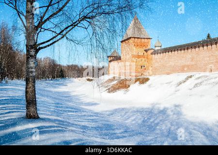 Veliky Novgorod Russie. Veliky Novgorod Kremlin forteresse dans la journée ensoleillée d'hiver, se concentrer sur les tours, paysage d'hiver Banque D'Images