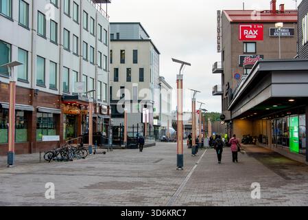 Rovaniemi, Finlande - 11 octobre 2024 : bâtiments commerciaux dans la capitale de la Laponie Banque D'Images