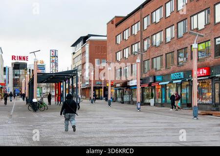 Rovaniemi, Finlande - 11 octobre 2024 : bâtiments commerciaux dans la capitale de la Laponie Banque D'Images