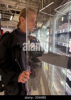 Woman shopping in grocery store allée Banque D'Images