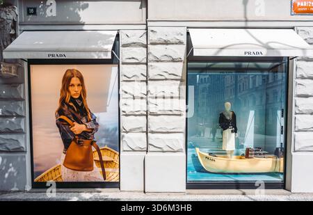 Prague, République tchèque - 09.2025 : enseigne de la marque de luxe Prada. Banque D'Images