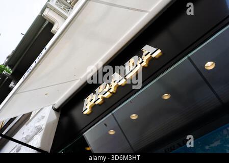 Prague, République tchèque - 09.2025 : enseigne de la marque de luxe Prada. Banque D'Images