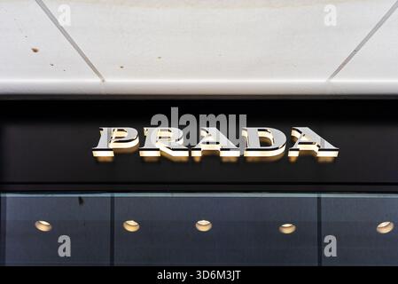 Prague, République tchèque - 09.2025 : enseigne de la marque de luxe Prada. Banque D'Images