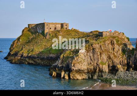 Fort de Sainte Catherine sur une île au large de la côte à Tenby, parc national de la côte du Pembrokeshire, pays de Galles Banque D'Images