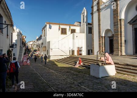 Monsaraz, Portugal - 07 décembre 2024 : vue de la rue principale, en face de l'église paroissiale, avec les figures de la scène de la nativité de rue à Monsa Banque D'Images