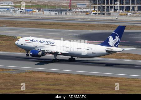 ISTANBUL, TURKIYE - 19 JUILLET 2025 : vol Iran Air Tour Airbus A300-605R (701) décollage de l'aéroport international d'Istanbul Banque D'Images