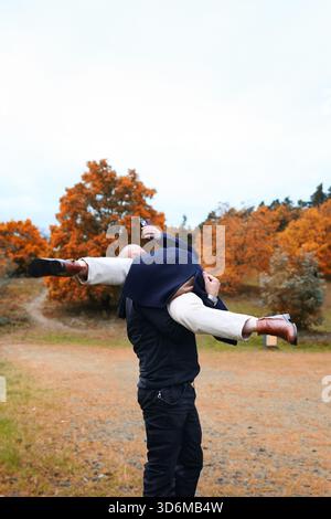 Moment joyeux capturé, couple riant ensemble tout en profitant d'une journée d'automne amusante. Banque D'Images