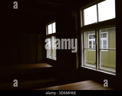 Oranienburg, Allemagne. Camp de concentration de Sachsenhausen. Il a été créé par la sa en mars 1933, au nord de Berlin. Il a été en opération sous le régime nazi de juillet 1936 à avril 1945. Sachsenhausen était un camp de travail avec plusieurs sous-camps, une chambre à gaz et une zone d'expérimentation médicale. Il a été initialement conçu pour retenir le grand nombre de prisonniers politiques qui s'opposaient au régime nazi. À partir de 1938, il a commencé à contenir des milliers de Juifs. À partir de 1940, des Polonais furent également envoyés à Sachsenhausen et, à partir de 1941, capturèrent des soldats soviétiques. Vue intérieure à côté des fenêtres dans Barrack Banque D'Images
