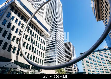 Montréal, Canada - 11 août 2025 : la sculpture Ring connue sous le nom de l?anneau entourée de gratte-ciel modernes au centre-ville de Montréal Banque D'Images