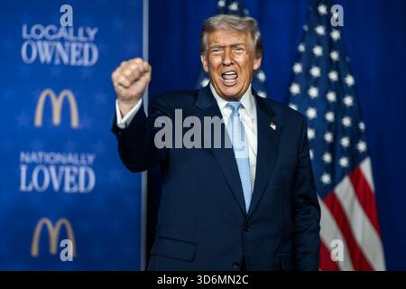 Le président Donald Trump fait un geste à la foule après avoir prononcé un discours au McDonald’s impact Summit, lundi 17 novembre 2025, au Westin D.C. à Washington, D.C. (photo officielle de la Maison Blanche par Daniel Torok) Banque D'Images