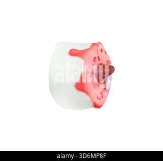 Gâteau aux fraises avec crème glacée est isolé sur fond blanc avec chemin de découpage. Banque D'Images