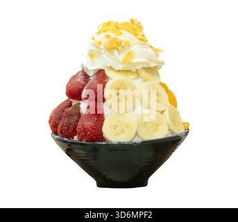 Bingsu coréen dans un petit bol noir avec plusieurs fruits garniture est isolé sur fond blanc avec chemin de découpage. Banque D'Images