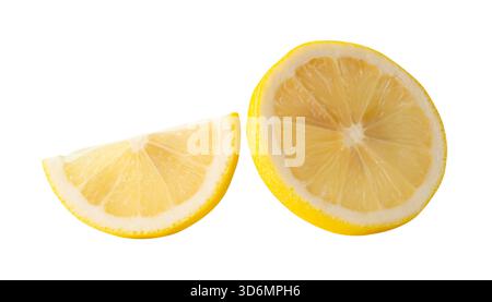 Vue avant ensemble de fruits de citron jaune mûr en tranches en cercle et en forme de quart est isolé sur fond blanc avec chemin de découpage. Banque D'Images