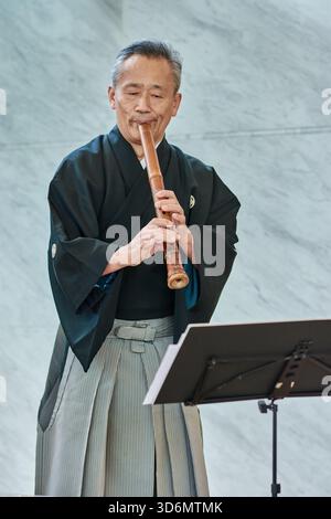 Homme âgé en tenue traditionnelle japonaise jouant de la flûte de bambou, à Osaka, Japon, le 19 mai 2018 Banque D'Images