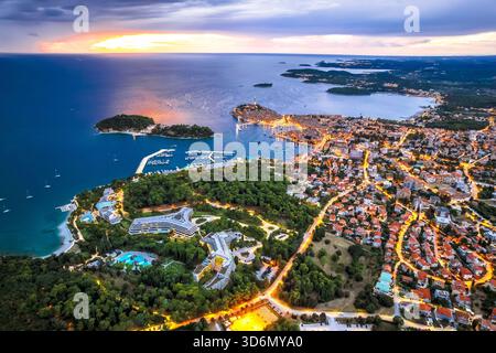 Ville de Rovinj et la côte pittoresque de l'Istrie vue panoramique aérienne. Mer Adriatique de Croatie Banque D'Images