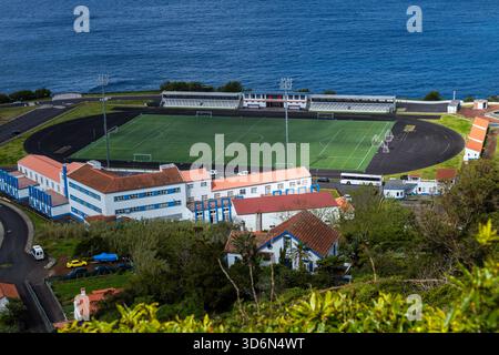 Vue panoramique sur les falaises côtières spectaculaires et le terrain de football de Fajã de Lopo Vaz sur l'île de Flores, aux Açores, surplombant l'océan Atlantique bleu Banque D'Images