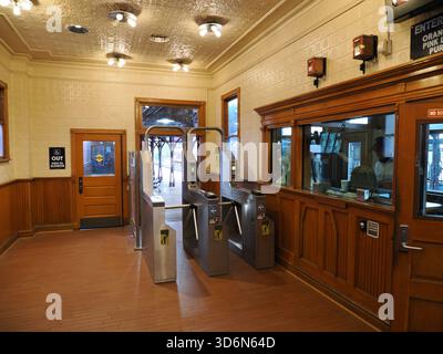 Chicago, il - 16 septembre 2025 : vue intérieure de l'entrée historique lambrissée et des tourniquets de la gare Quincy 'l'. Banque D'Images