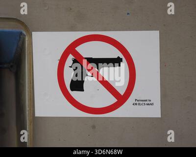 Chicago, il - 16 septembre 2025 : panneau d'avertissement interdisant les armes à feu (pas d'armes à feu) affiché sur un véhicule de la Chicago transit Authority (CTA). Banque D'Images