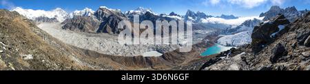 Vue panoramique sur le glacier de Ngozumba et la grande chaîne himalayenne, le mont Everest, Lhotse Cho Oyu et Makalu, le lac et le village de Gokyo, depuis Gokyo Ri, Népal H. Banque D'Images