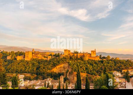 Complexe de palais de l'Alhambra à Grenade Espagne au coucher du soleil. Banque D'Images