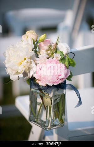 Arrangement élégant de fleurs d'allée dans un pot en verre Banque D'Images