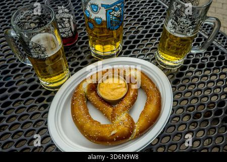 Bretzels et bière à l'Oktoberfest à la station de ski de Snowbird à Little Cottonwood Canyon dans la chaîne Wasatch des montagnes Rocheuses près de Salt Lake CIT Banque D'Images