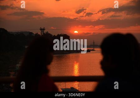 Guwahati, Guwahati, Inde. 21 novembre 2025. Les femmes voient la vue du coucher du soleil à Guwahati Inde le vendredi 21 novembre 2025. (Crédit image : © Dasarath Deka/ZUMA Press Wire) USAGE ÉDITORIAL SEULEMENT ! Non destiné à UN USAGE commercial ! Banque D'Images