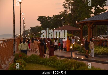 Guwahati, Guwahati, Inde. 21 novembre 2025. Les gens visitent un parc sur la rive de la rivière Brahmaputra à Guwahati Inde le vendredi 21 novembre 2025. (Crédit image : © Dasarath Deka/ZUMA Press Wire) USAGE ÉDITORIAL SEULEMENT ! Non destiné à UN USAGE commercial ! Banque D'Images